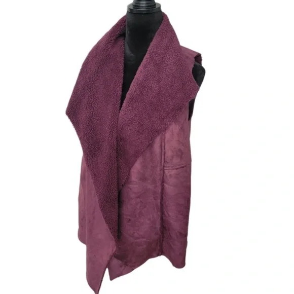 Susina burgundy sherpa lined faux suede vest size M
